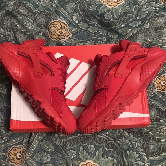 Nike Huarach - Red & White pairs - No Nike box. Only worn 1 time by my child. - Picture 7 of 15
